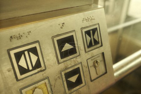 Foto de Un primer plano de los botones de un ascensor - Imagen libre de derechos