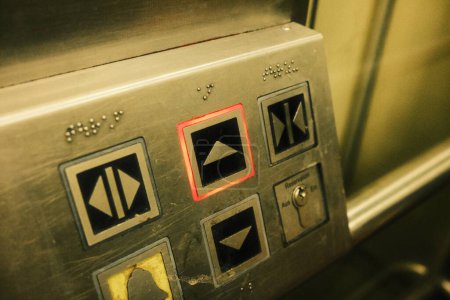 Foto de Un primer plano de los botones de un ascensor - Imagen libre de derechos