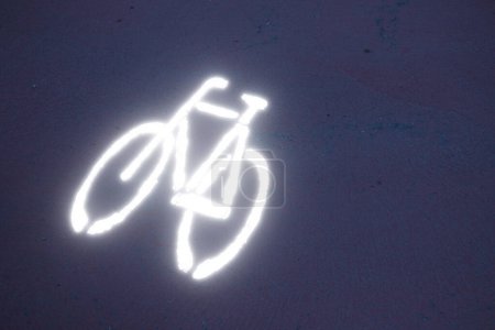 Foto de Signo de neón de la bicicleta sobre un fondo gris. - Imagen libre de derechos