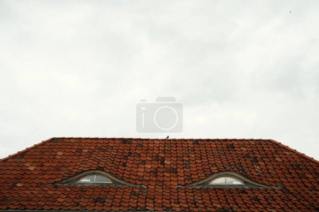 Téléchargez les photos : Vieille maison avec toit en tuiles rouges dans la ville - en image libre de droit