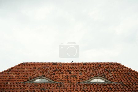 Foto de Antigua casa con techo de teja roja en la ciudad - Imagen libre de derechos