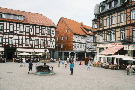 Téléchargez les photos : Touristes marchant près de Wernigerode hôtel de ville - en image libre de droit