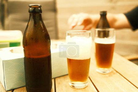 Téléchargez les photos : Vue rapprochée de la bière fraîche froide sur la table dans le pub - en image libre de droit