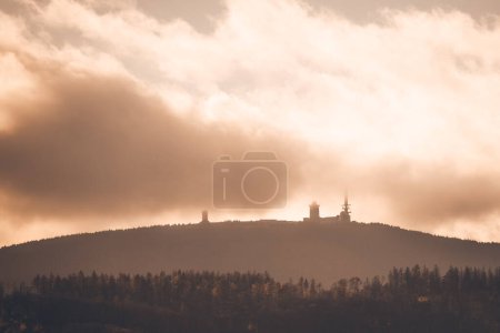 Téléchargez les photos : Belle vue depuis un sommet de la tour dans les montagnes - en image libre de droit