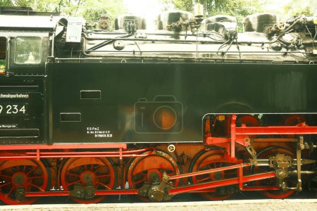 Foto de Locomotora de vapor negro. tren viejo - Imagen libre de derechos
