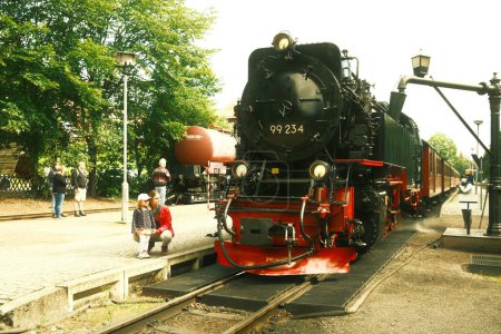 Téléchargez les photos : Vieille locomotive à vapeur à la gare - en image libre de droit