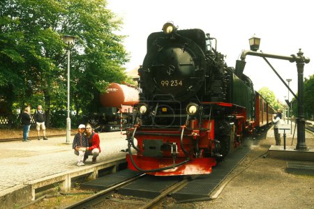 Foto de Vieja locomotora de vapor en la estación de tren - Imagen libre de derechos