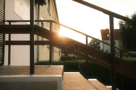 Téléchargez les photos : Escaliers avec balustrades menant à la maison, vue rapprochée - en image libre de droit