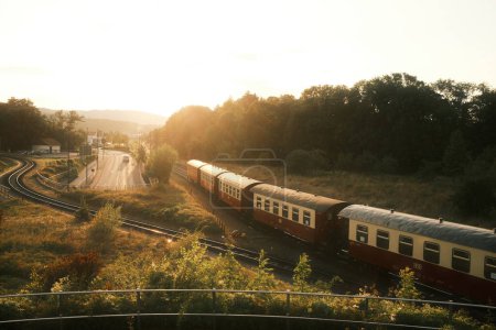 Téléchargez les photos : Train sur voie ferrée en automne - en image libre de droit