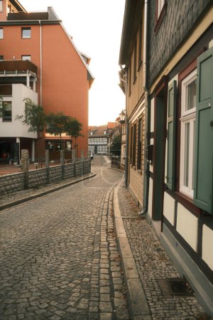 Téléchargez les photos : Vieille rue dans la ville d'Ilsenburg, Allemagne - en image libre de droit