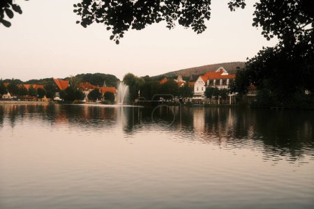 Téléchargez les photos : Beau lac dans la ville d'Ilsenburg, Allemagne - en image libre de droit