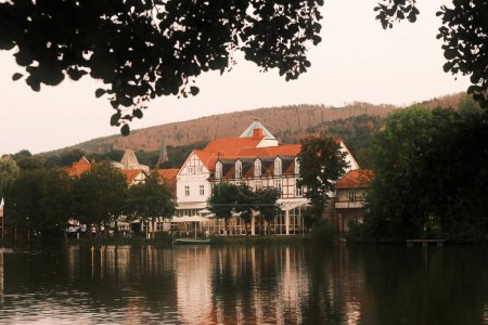 Téléchargez les photos : Loisirs locaux dans le Harz Ilsenburg. vue sur un lac dans le parc - en image libre de droit
