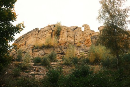 Téléchargez les photos : Belle formation rocheuse au sommet de la montagne. - en image libre de droit