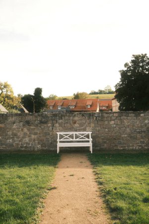Téléchargez les photos : Un beau plan d'un banc blanc dans le jardin - en image libre de droit