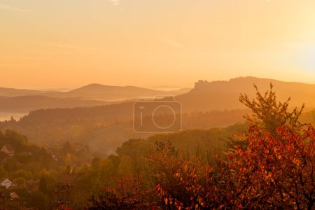 Téléchargez les photos : Beau lever de soleil dans les montagnes en automne. paysage d'automne coloré. - en image libre de droit