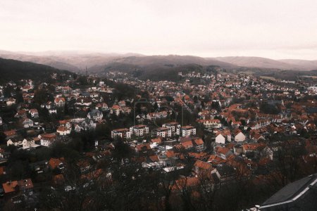 Foto de Hermosa vista de la pequeña ciudad en valle de montaña - Imagen libre de derechos