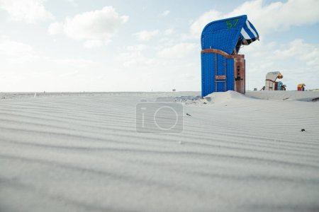 Foto de Muchas sillas de playa en la playa - Imagen libre de derechos