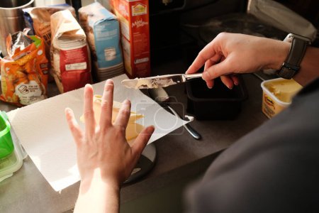 Téléchargez les photos : Femme préparant le gâteau dans la cuisine, vue rapprochée - en image libre de droit