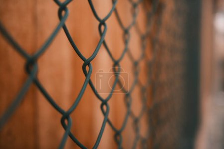 Téléchargez les photos : Vue rapprochée de la clôture métallique avec fond flou - en image libre de droit
