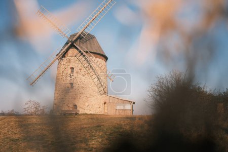 Téléchargez les photos : Ancien moulin à vent avec ciel bleu et coucher de soleil - en image libre de droit