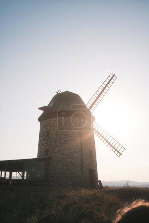 Téléchargez les photos : Ancien moulin à vent avec ciel bleu et coucher de soleil - en image libre de droit