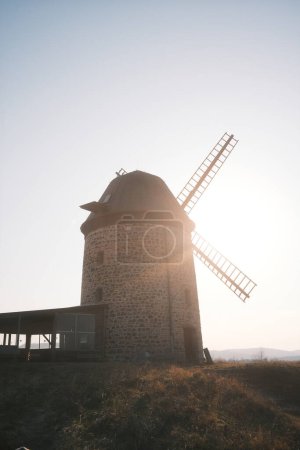 Foto de Antiguo molino de viento con cielo azul y puesta de sol - Imagen libre de derechos