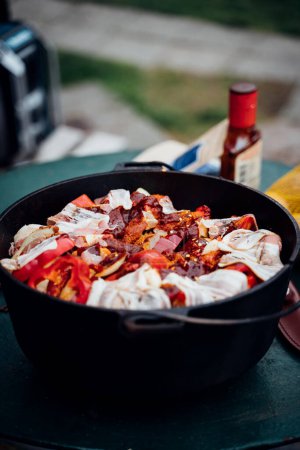 Foto de Primer plano vista de la carne y verduras en la olla preparada para cocinar en el fuego - Imagen libre de derechos