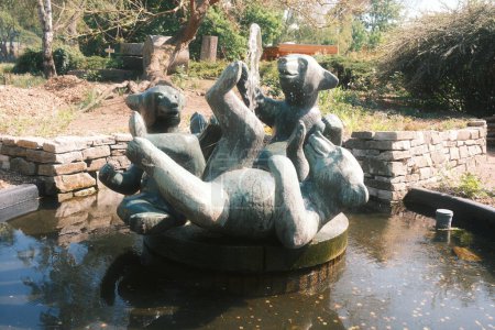Téléchargez les photos : Fontaine avec jeux d'ours dans le parc - en image libre de droit
