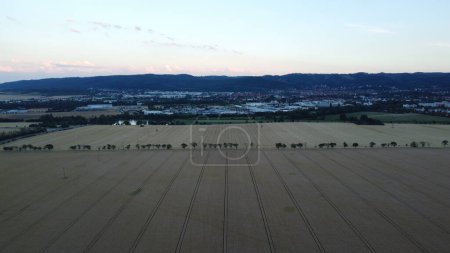 Téléchargez les photos : Vue aérienne des champs agricoles à la campagne au coucher du soleil - en image libre de droit