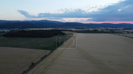 Foto de Vista aérea de un paisaje rural con los campos - Imagen libre de derechos