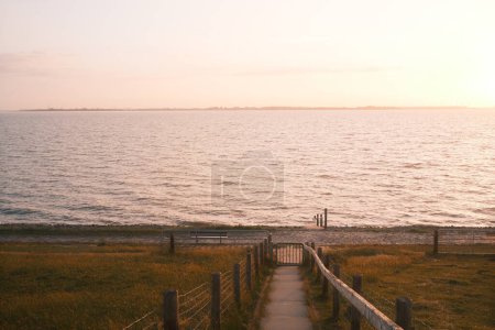 Téléchargez les photos : Magnifique coucher de soleil sur la mer. vue panoramique - en image libre de droit