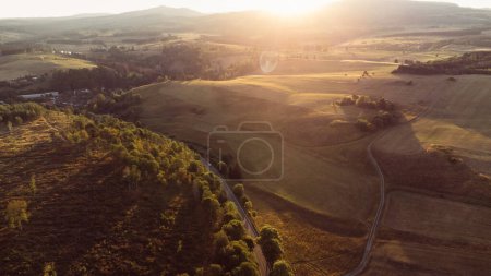 Téléchargez les photos : Belle vue aérienne sur la campagne automnale - en image libre de droit