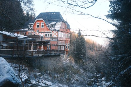 Téléchargez les photos : Beau paysage avec grande maison dans la forêt - en image libre de droit