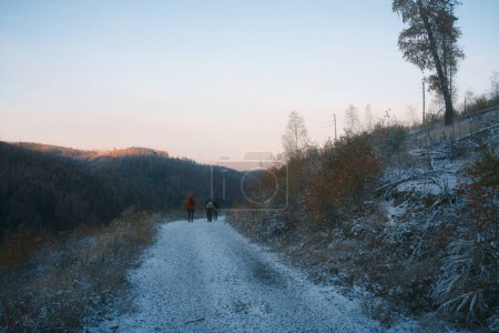 Téléchargez les photos : Touristes masculins marchant sur la route de montagne - en image libre de droit