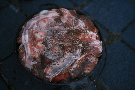 Téléchargez les photos : Vue rapprochée de la viande crue préparée pour la cuisson - en image libre de droit