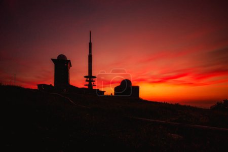 Téléchargez les photos : Magnifique coucher de soleil lumineux sur la montagne - en image libre de droit