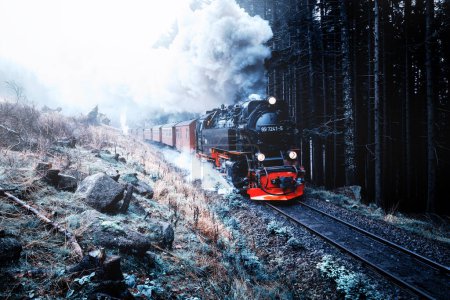 Foto de Viejo tren de vapor en movimiento sobre ferrocarril - Imagen libre de derechos
