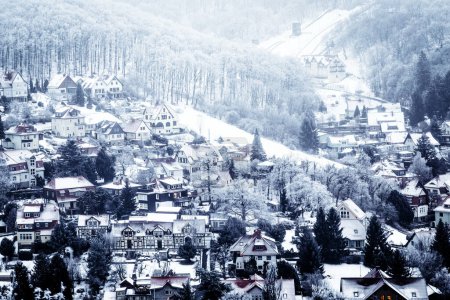 Téléchargez les photos : Vue aérienne de la ville allemande couverte de neige - en image libre de droit