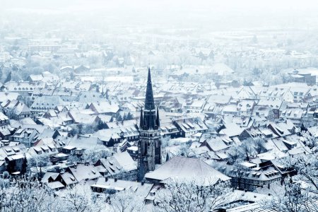 Foto de Vista aérea de la ciudad alemana cubierta de nieve - Imagen libre de derechos