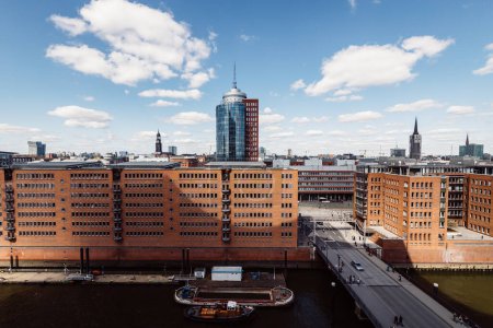 Téléchargez les photos : Speicherstadt de Hambourg en Allemagne pendant la journée ensoleillée - en image libre de droit