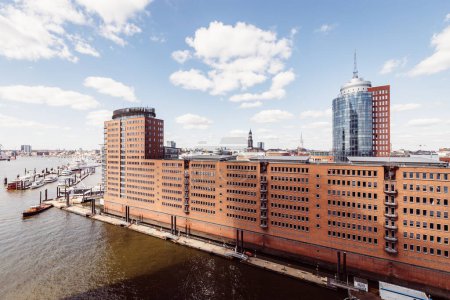 Foto de Speicherstadt de la ciudad de Hamburgo en Alemania durante el día soleado - Imagen libre de derechos
