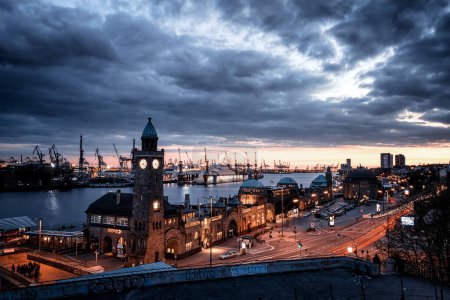 Téléchargez les photos : Les ponts d'atterrissage à Hambourg au coucher du soleil, Allemagne - en image libre de droit