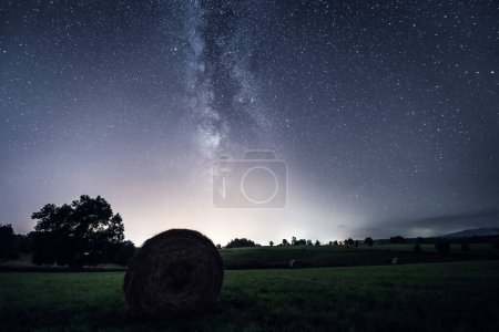 Foto de Noche estrellada sobre el campo de granja - Imagen libre de derechos