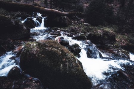 Téléchargez les photos : Cascade sombre mystique dans les montagnes du Harz avec des rochers - en image libre de droit