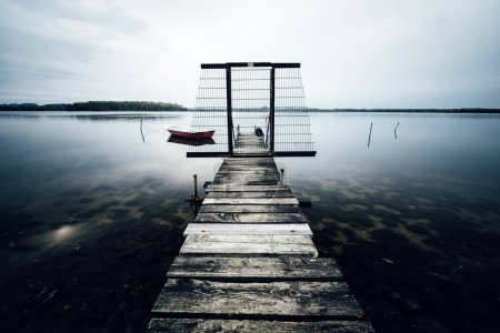 Téléchargez les photos : Vieille jetée en bois au bord du lac - en image libre de droit