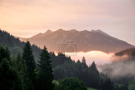Foto de Sol de la mañana con niebla en la montaña Karwendel - Imagen libre de derechos