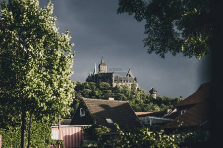 Téléchargez les photos : Belle vue sur la vieille ville avec château sur colline - en image libre de droit