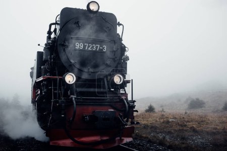 Foto de Tren viejo que monta en la vía férrea - Imagen libre de derechos