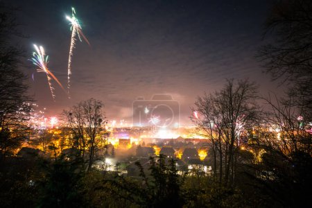 Foto de Fuegos artificiales sobre la ciudad por la noche - Imagen libre de derechos