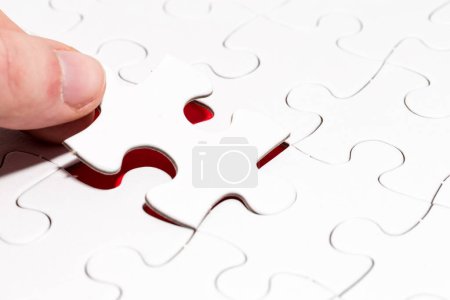 Téléchargez les photos : Main humaine faisant puzzle à partir de pièces - en image libre de droit